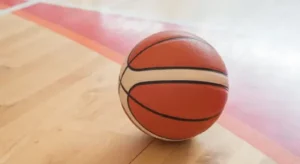 La Euroliga se caracteriza por juego más táctico y defensivo. Se recomiendan las apuestas a totales bajos y marcadores ajustados.